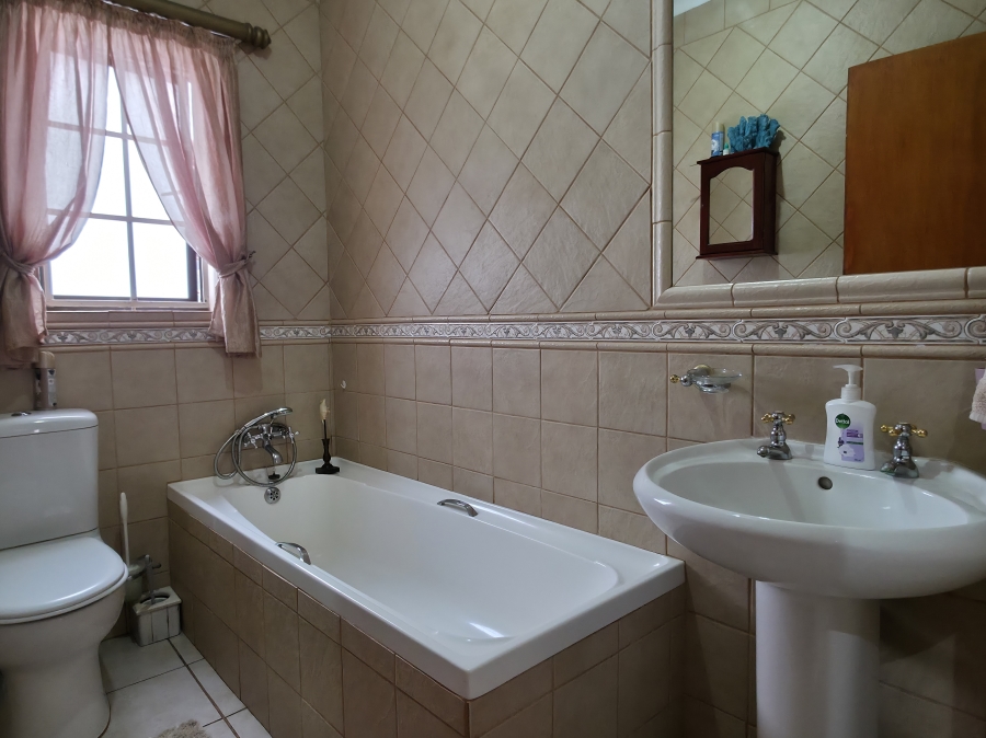 4 Bedroom Property for Sale in Noorsekloof Eastern Cape